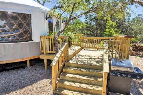 Luxury Yurt, Alpacas and llamas near Downtown Wimberley and Wineries