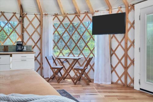 Luxury Yurt, Alpacas and llamas near Downtown Wimberley and Wineries