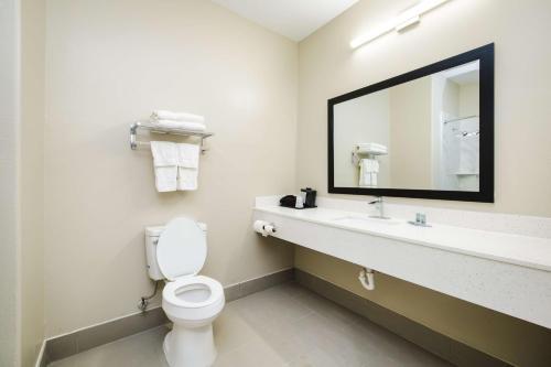Super 8 by Wyndham Conroe - image 7