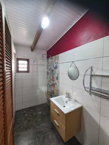 Maison de campagne avec piscine et spa in Lamentin