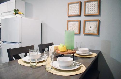 Convenient and Cozy Retreat Near Medical Center, Downtown, NRG Stadium and Hobby Airport