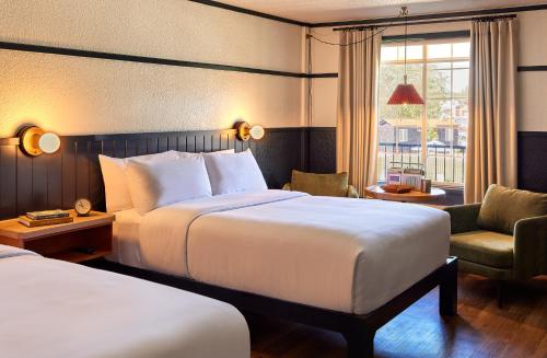 2 queen beds
