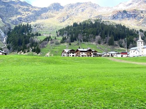 Alpine Chalet with Spa and pets gîte à louer La Chiserette
