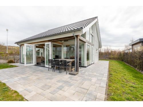 ระเบียง/ชานเรือน, Holiday Home in Renesse near the Beach in เอาเดอ มอลเวก เอน ลาโอน