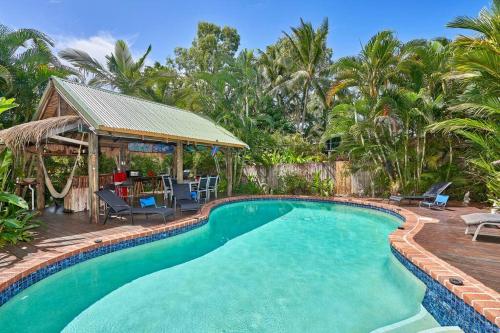 4 Bedroom House with resort style Cabana & Bar