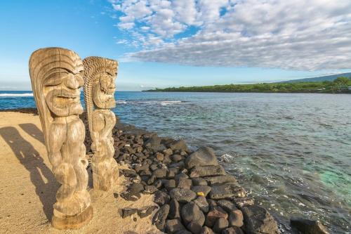 Oceanfront Condo & Walking Distance to Beach and Town- Hale Kona Kai 207 by Casago Kona - image 6