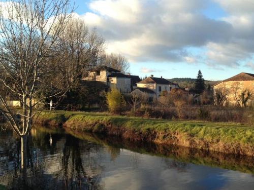 Gîte Annesse-et-Beaulieu, 5 pièces, 8 personnes - FR-1-616-199