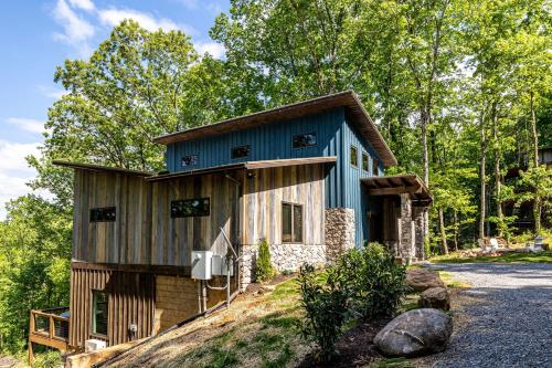 Spacious Mountain Chalet with Private Pool (Luxury Smoky Chalet, Indoor Pool, Hot Tub, Theater, Sleep 12 in 4 King Suites with Indoor Fireplace,) in 鴿子谷市郊