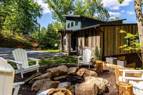Spacious Mountain Chalet with Private Pool (Luxury Smoky Chalet, Indoor Pool, Hot Tub, Theater, Sleep 12 in 4 King Suites with Indoor Fireplace,) in 鴿子谷市郊
