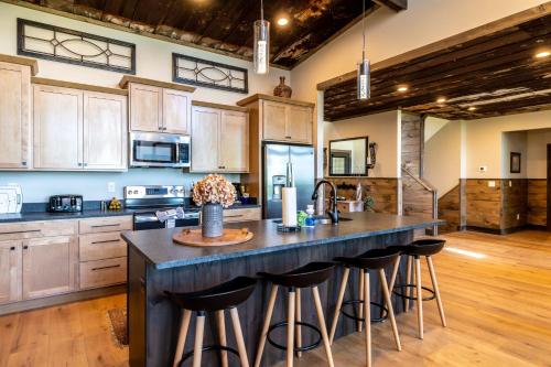 Spacious Mountain Chalet with Private Pool (Luxury Smoky Chalet, Indoor Pool, Hot Tub, Theater, Sleep 12 in 4 King Suites with Indoor Fireplace,) in 鴿子谷市郊