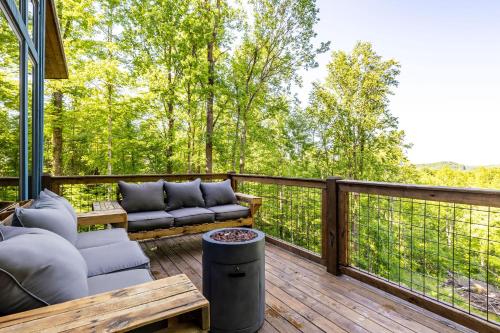 Spacious Mountain Chalet with Private Pool (Luxury Smoky Chalet, Indoor Pool, Hot Tub, Theater, Sleep 12 in 4 King Suites with Indoor Fireplace,) in 鴿子谷市郊