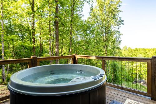 Spacious Mountain Chalet with Private Pool (Luxury Smoky Chalet, Indoor Pool, Hot Tub, Theater, Sleep 12 in 4 King Suites with Indoor Fireplace,) in 鴿子谷市郊