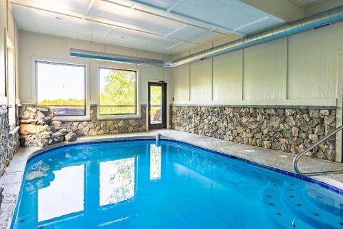 Spacious Mountain Chalet with Private Pool (Luxury Smoky Chalet, Indoor Pool, Hot Tub, Theater, Sleep 12 in 4 King Suites with Indoor Fireplace,) in 鴿子谷市郊