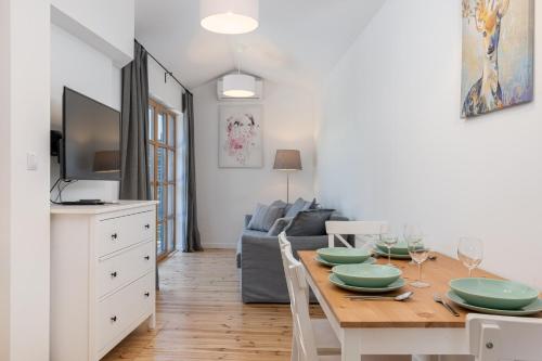UROCZY ZAKĄTEK - Apartamenty z własnymi tarasami i grillem w centrum Zatora, blisko Energylandii