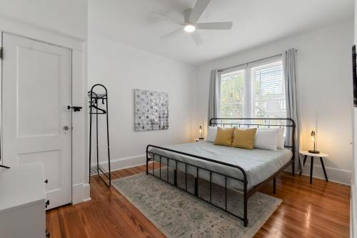 Old Mission Manor - Chic 2br 1ba Apartment - Sleeps 6 - Pool Table - 15 Min Walk to Downtown in St. Augustine, USA
