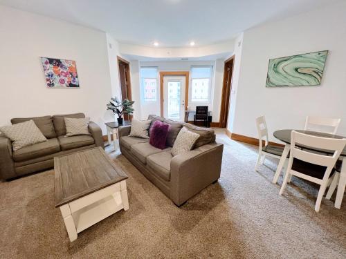 2BR Balcony Suite with Parking at The Grand Castle in Grandville, Vereinigte Staaten von Amerika