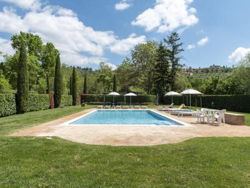  Tuscan style apartment in Lucignano with shared pool, Pension in Lucignano