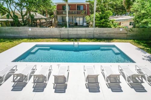 Paradise Palms- Tropic Suite- Pool - Steps to Ocean - 10 min to Downtown – khách sạn tại Biển St Augustine