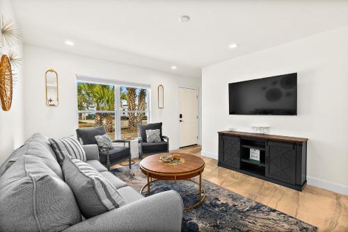 Paradise Palms - Sand Dollar Suite - Pool - Steps to Ocean - 10 min to Downtown! in St. Augustine, USA