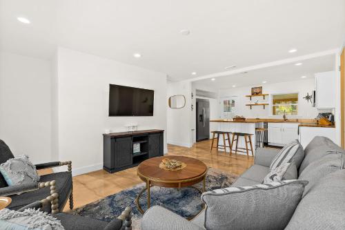 Paradise Palms - Sand Dollar Suite - Pool - Steps to Ocean - 10 min to Downtown! in St. Augustine, USA