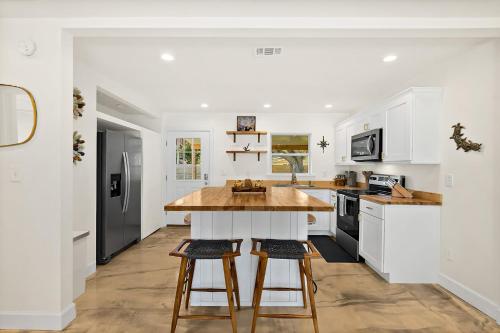 Paradise Palms - Sand Dollar Suite - Pool - Steps to Ocean - 10 min to Downtown! in St. Augustine, USA