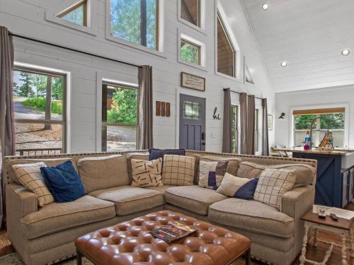 Stunning Luxury Cabin w Hot Tub and Fire Pit Holy Shiplap is Perfect Romantic Couples Getaway thumb 2