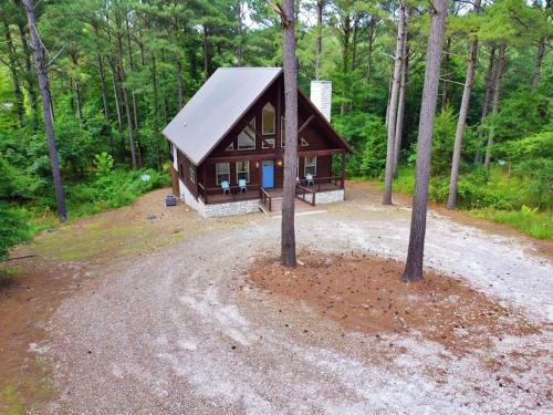 Stunning Luxury Cabin w Hot Tub and Fire Pit Holy Shiplap is Perfect Romantic Couples Getaway in Broken Bow, USA