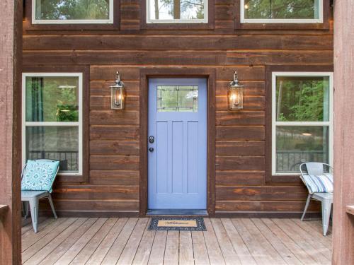 Stunning Luxury Cabin w Hot Tub and Fire Pit Holy Shiplap is Perfect Romantic Couples Getaway detail