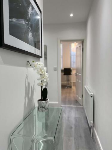 Picture of Watford City Centre Retreat - Spacious Modern Self-Contained Apartment - Sleeps 4