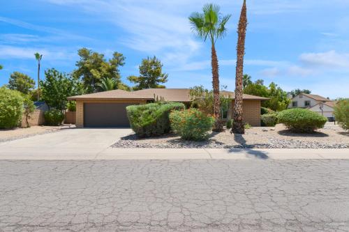 4 bdr, Two Master suite, billiards & desert oasis pool