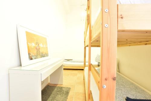 Big Wilten Apartment with free parking- Central and Peaceful - image 4