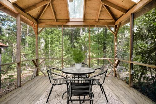 Hot Tub, Deck, Screened Porch, Fire Pit, & WiFi in Basye, USA