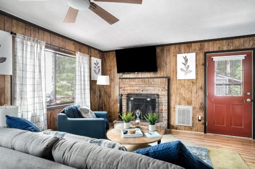 Hot Tub, Deck, Screened Porch, Fire Pit, & WiFi in Basye, USA