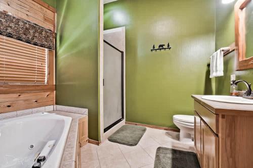 Secluded 2 story cabin Pool WiFi smart TVs in Eureka Springs, USA