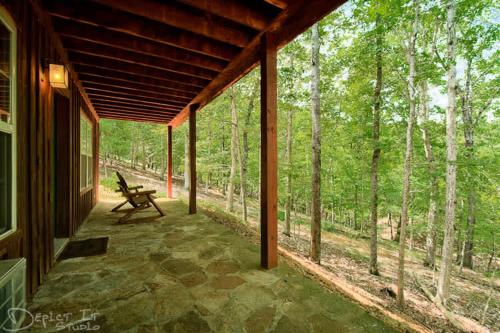 Secluded 2 story cabin Pool WiFi smart TVs