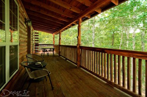 Secluded 2 story cabin Pool WiFi smart TVs