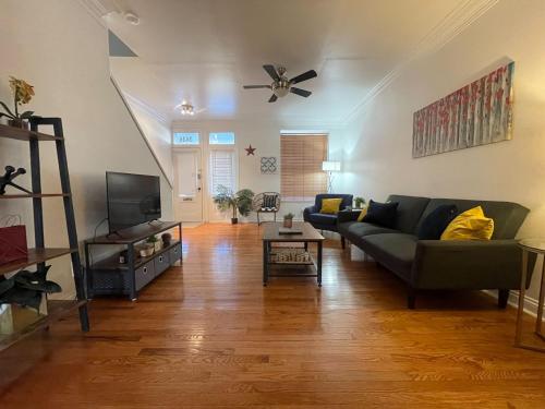 Trendy 3BR Tiffany Retreat - image 3