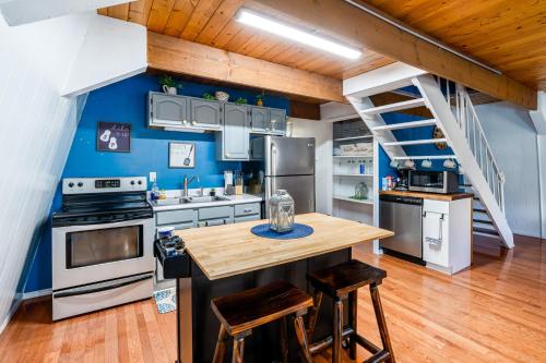 Private Lake&Beach Cabin, Golf, Fire Pit, & WiFi! in Terra Alta, USA