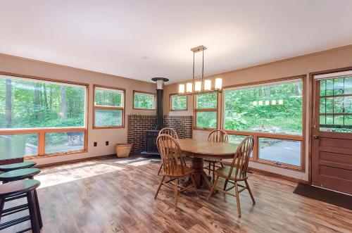 Secluded Oasis w Hot Tub, Screened-in Porch, WiFi! in Berkeley Springs, USA