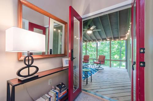 Secluded Oasis w Hot Tub, Screened-in Porch, WiFi! in Berkeley Springs, USA