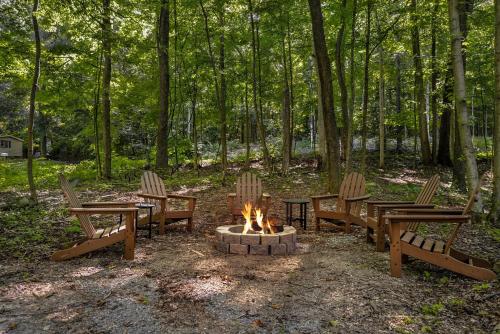 Modern Cabin w Hot Tub Fire Pit WiFi - Berkeley Springs