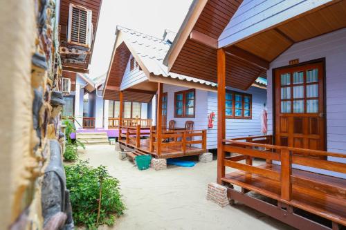 A szálláshely kívülről, Sang Aroon Bungalow in Fehérhomok-part