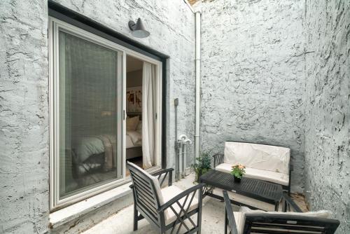 2BR in Heart of Queen Village - walk to everything!