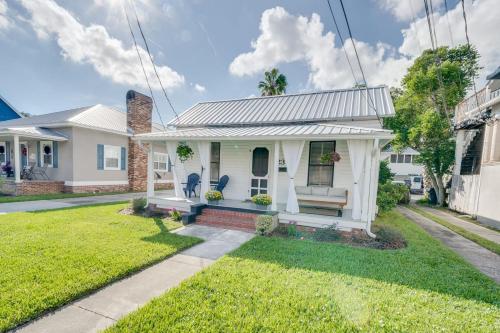 Updated Early 1900s 2BR Cottage Walking Distance to Downtown with Onsite Parking in St. Augustine, USA