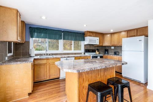 Konyha, Hot Tub, Wraparound Deck, & WiFi at Chalet Cabin in Inwood (WV)