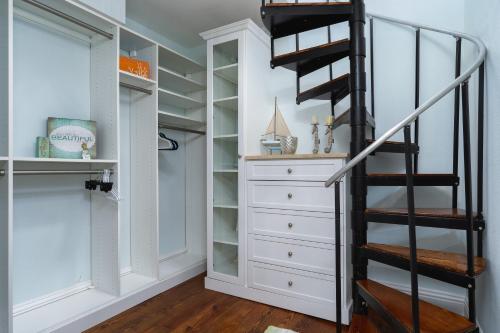 Five-Bedroom House image 6