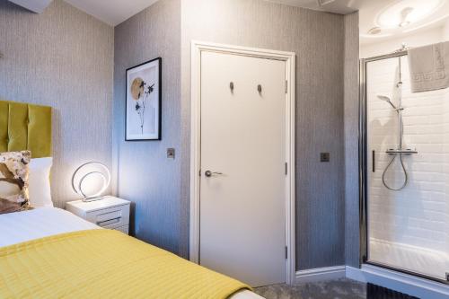 Charming 3-Bedroom Coach House with Free Attached Garage! - image 13