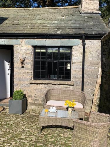 Romantic rural couples retreat in the stunning village of Crosthwaite Lyth Valley - image 9