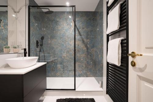 Brand New - Contemporary - 2 Bedroom - 2 Bathroom - Spacious Apartment - Lake Views - Tap to explore photos