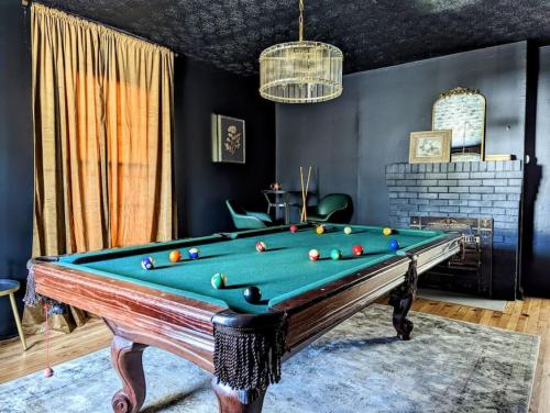 The MillHouse -Pool Table, 6 Minutes to Downtown in Greenville, USA
